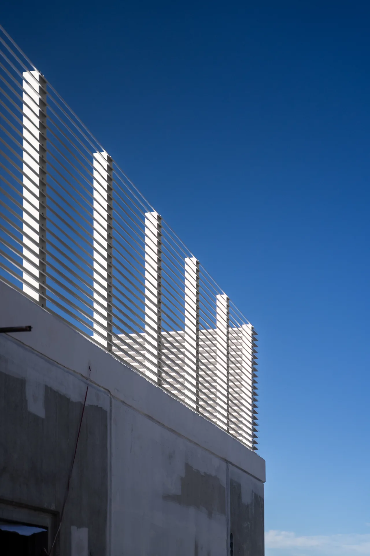 Aluminium sun-blade screening on a rooftop terrace, Allere West Village